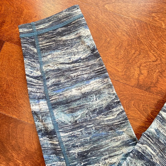 Blue & Gray Patterned Lululemon Wunder Under Hi-Rise 25 inch Leggings Size 10 - Picture 2 of 8